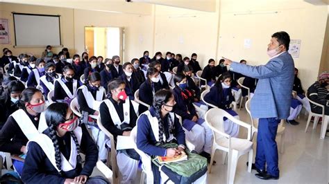 छात्रों के उज्जवल भविष्य के लिए जरूरी है करियर काउंसलिंग, .
